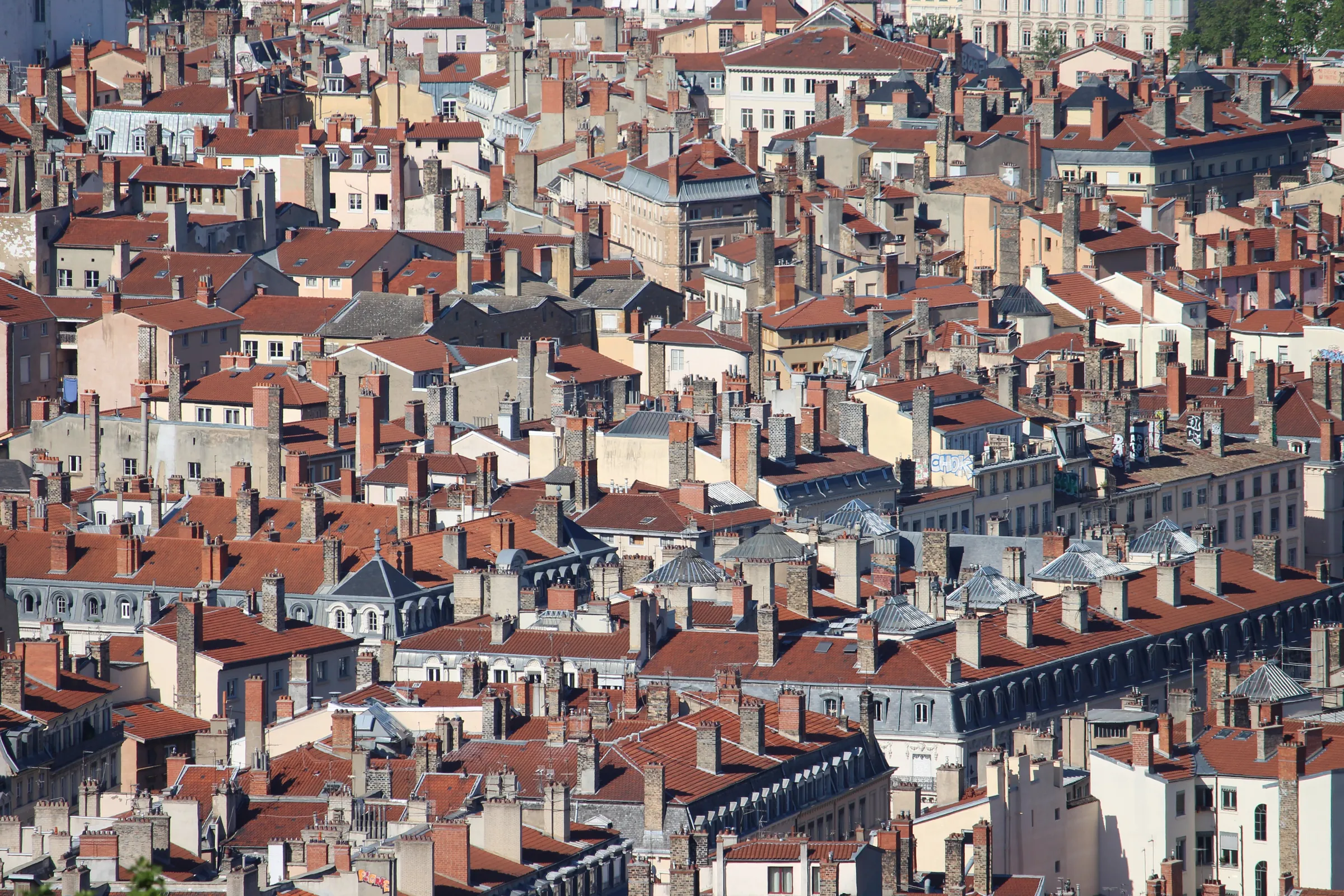 Toits de tuiles et cheminées lyonnaises